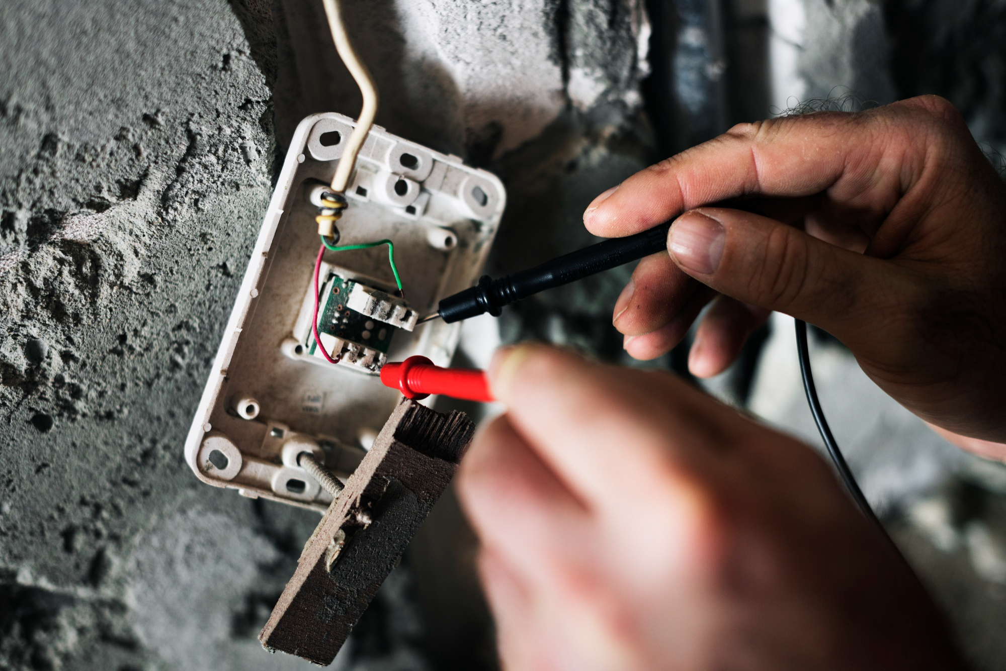 Rénovation électrique d'habitation - Remplacement des appareillages endommagés.
